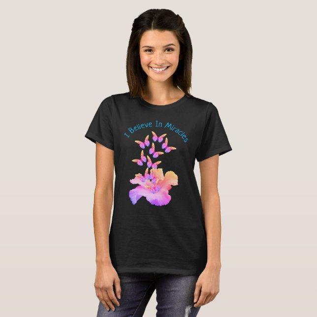 Camiseta Creer En Los Milagros Hibiscus Flores Mariposas (Anverso completo)
