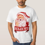Camiseta Creer en Santa Claus<br><div class="desc">Santa aún existe,  ¡nunca eres demasiado viejo para creer! Funny vestimenta de humor de Navidades de estilo retro para todas tus celebraciones festivas y fiestas navideños este diciembre. Gráfica divertida para el niño en todos nosotros.</div>