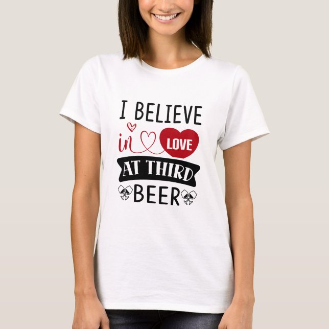 Camiseta Creo en el amor en la tercera cerveza T-Shirt (Anverso)