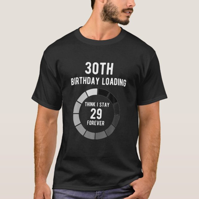 Camiseta Creo Que Me Quedé 29 Para Siempre Cargando El Rega (Anverso)