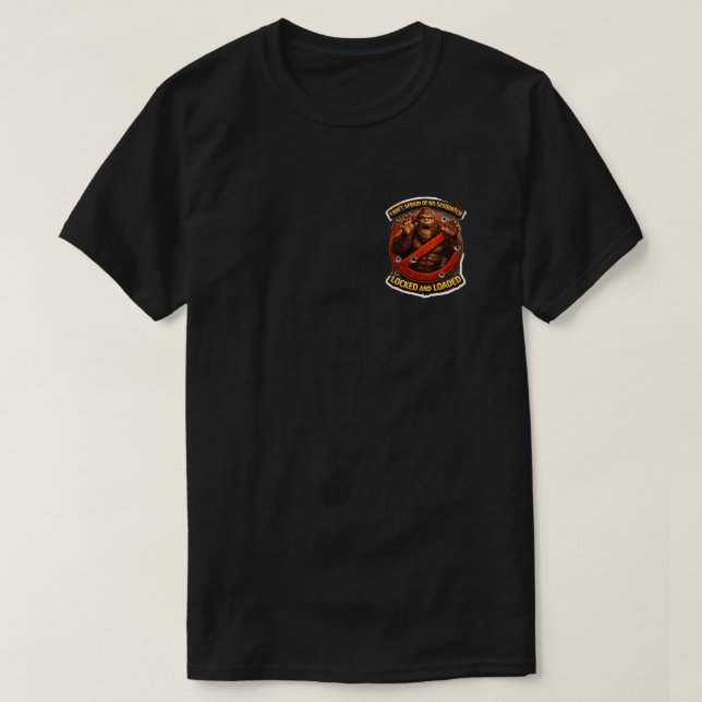 Camiseta Crest pocket de caza de Sasquatch cargado y listo (Diseño del anverso)