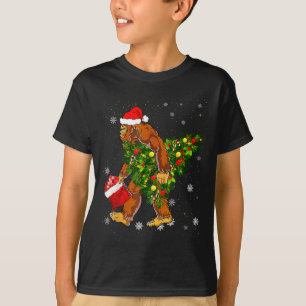 Camiseta Creyente de Bigfoot llevando árbol de Navidad Sasq