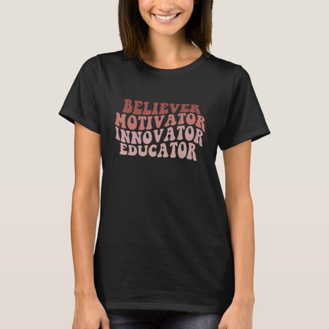 Camiseta Creyente Motivator Innovator Educator Retro Teache (Anverso)