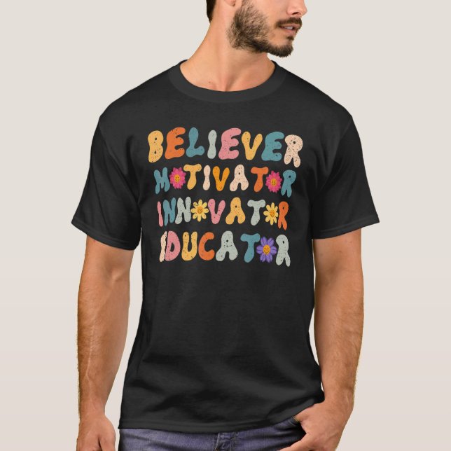 Camiseta Creyente Motivator Innovator Educator Retro Teache (Anverso)
