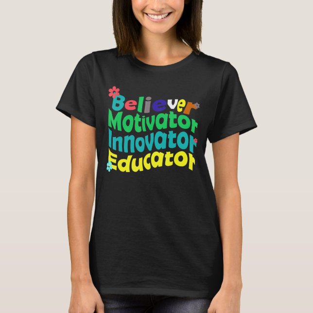 Camiseta Creyente Motivator Innovator Educator Retro Teache (Anverso)