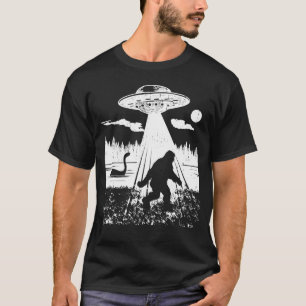 Camiseta Cripta de Alientes de Sasquatch Funny Bigfoot UFO