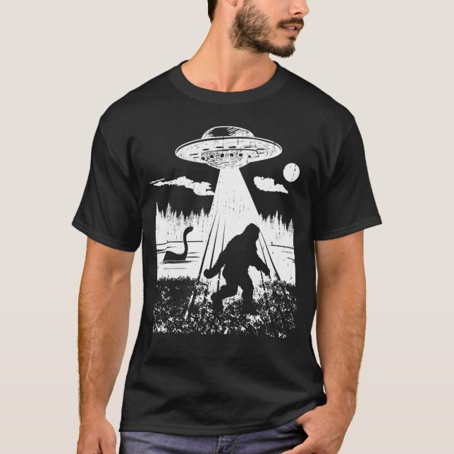 Camiseta Cripta de Alientes de Sasquatch Funny Bigfoot UFO  (Anverso)