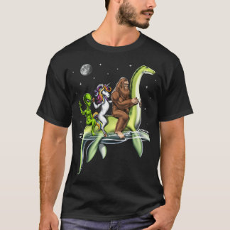 Camiseta Críptidos montando al Monstruo del Lago Ness