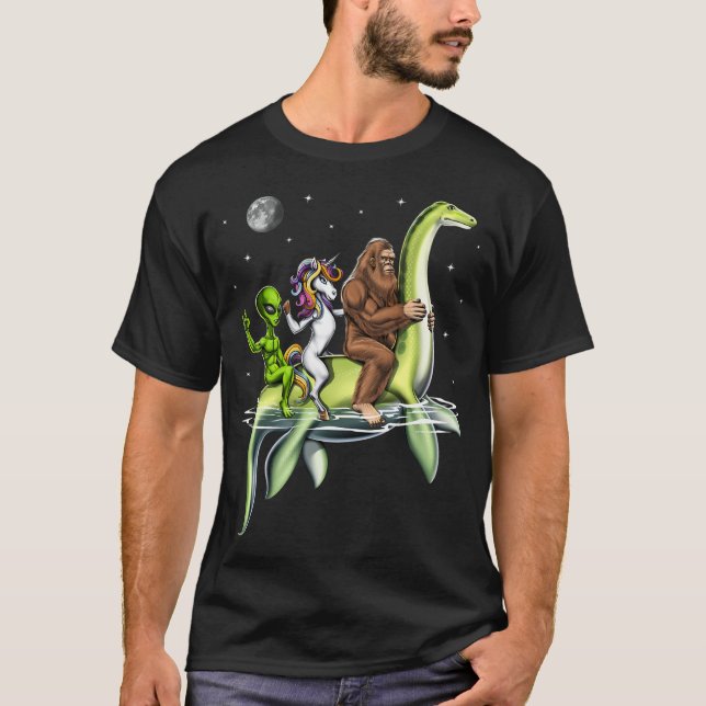 Camiseta Críptidos montando al Monstruo del Lago Ness (Anverso)