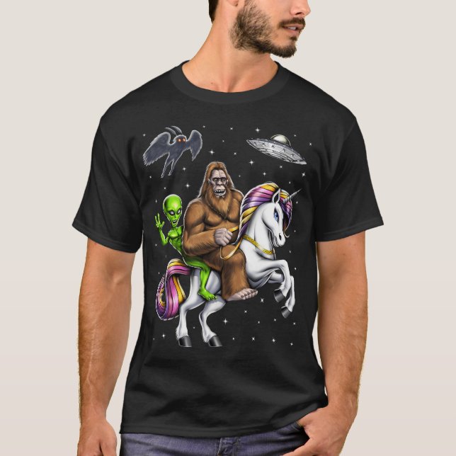 Camiseta Criptidos Pie Grande Extraterrestre Montando Unico (Anverso)