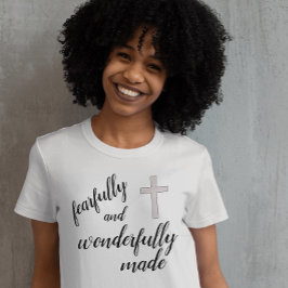 Camiseta cristiana hecha con miedo y maravilla