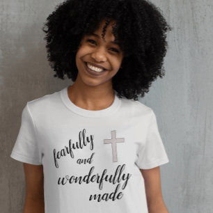 Camiseta cristiana hecha con miedo y maravilla