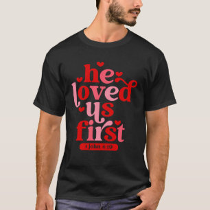Camiseta Cristiano Nos Amó Por Primera Biblia Verse Pink Va