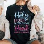 Camiseta Cristiano Santo Y Hood<br><div class="desc">Acepta tu fe y ferocidad con esta camiseta audaz e ingeniosa. "Lo suficientemente sagrado como para rezar por ti, la capucha suficiente como para golpearte", le habla a la multifacética mujer que equilibra la espiritualidad con un toque de sass. Perfecto para la iglesia, el brunch o el uso diario, esta...</div>