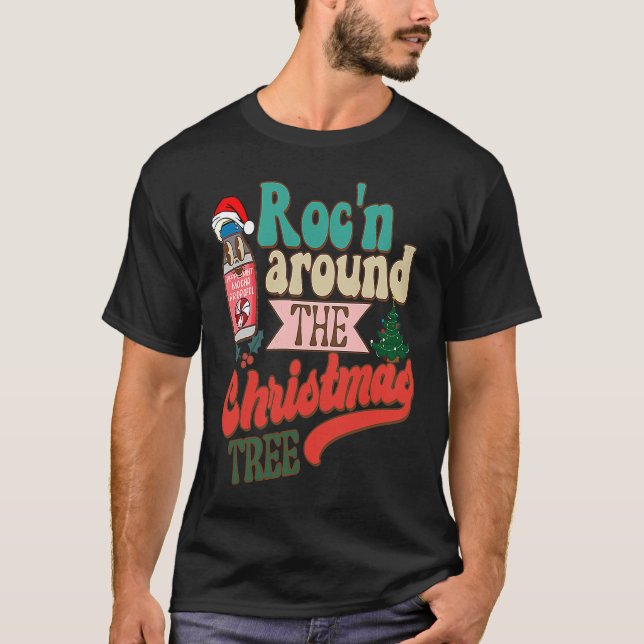 Camiseta CRNA Nurse Christmas Roc'n Around The Christmas Tr (Anverso)