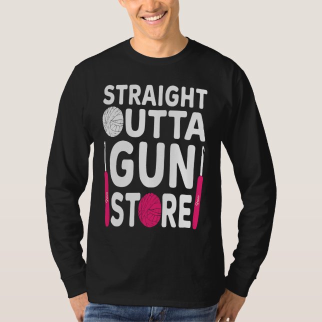 Camiseta Crocheting  Crochet Straight outta gun store (Anverso)