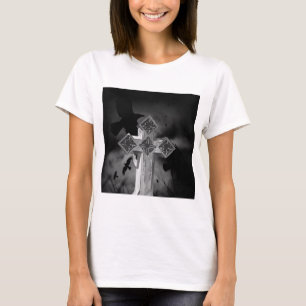 Camiseta Cruce gótica con cuerdas de la luna de la luna