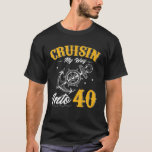 Camiseta Cruisin My Way Into 40 Funny 40Th Birthday Cruise<br><div class="desc">This Cruisin My Way Into 40 outfit with anchor graphic is great idea for ship driving,  Captain,  cruise ship,  Cruise Boat driver,  lover who loves to travel by boat,  cruise ship on the beach with funny Cruise Ship costume in 40th Birthday party.</div>