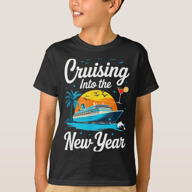 Camiseta Cruising Into 2026 New Years Eve Party Matching Fa (Anverso)