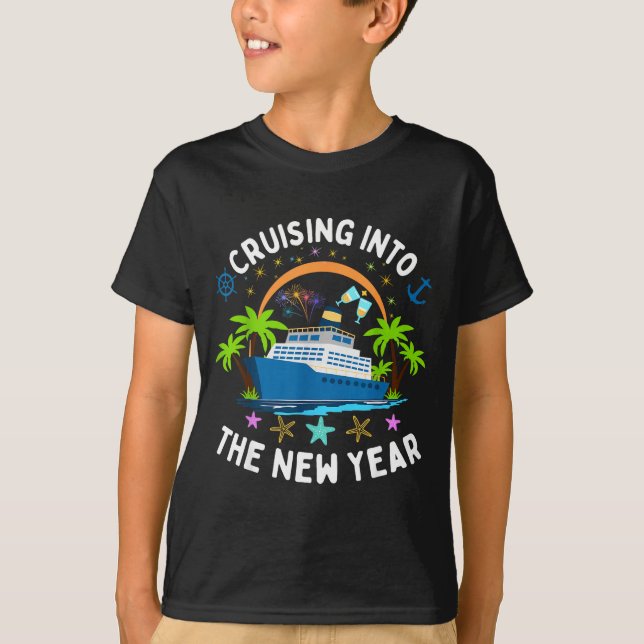 Camiseta Cruising Into New Year 2026 Family Matching Vacati (Anverso)