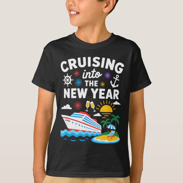Camiseta Cruising Into New Year 2026 Match Family Vacation  (Anverso)