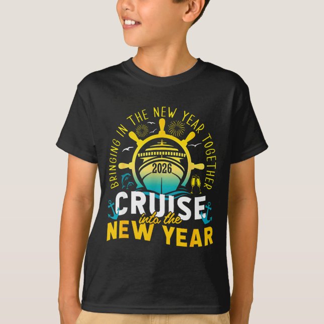 Camiseta Cruising Into The New Year 2026 Matching Family Cr (Anverso)