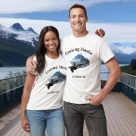 Camiseta Cruizando la ballena asesina de barcos Alaska Orca<br><div class="desc">Este diseño fue creado a través del arte digital. Puede cambiar el estilo de esta camisa eligiendo Más > bajo la opción de estilo. Puede personalizarse haciendo clic en el botón personalizar y cambiando el color, agregando un nombre, iniciales o sus palabras favoritas. Contáctame en colorflowcreations@gmail.com si quieres tener este...</div>