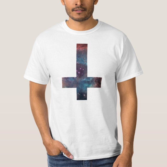 Camiseta Cruz al revés de la nebulosa de la galaxia (Anverso)