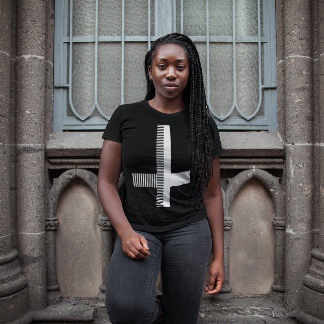 Camiseta Cruz invertida (Women posing in front on Church)