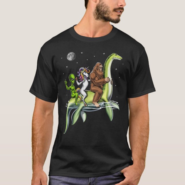 Camiseta Cryptids Riding Loch Ness Monster (Anverso)