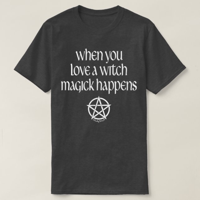 Camiseta Cuando amas a una bruja Magick sucede Pagan Wiccan (Diseño del anverso)
