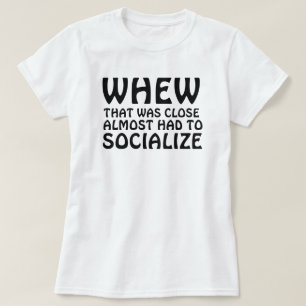CAMISETA CUANDO ESO ESTÁ CERCA CASI TIENE QUE SOCIALIZARSE