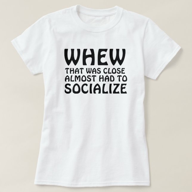 CAMISETA CUANDO ESO ESTÁ CERCA CASI TIENE QUE SOCIALIZARSE (Diseño del anverso)