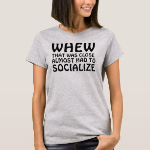 CAMISETA CUANDO ESO ESTÁ CERCA CASI TIENE QUE SOCIALIZARSE