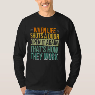 Camiseta Cuando la vida cierra una puerta, abre otra vez, a