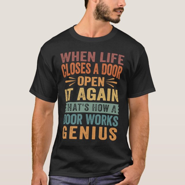 Camiseta Cuando La Vida Cierra Una Puerta, La Abre De Nuevo (Anverso)