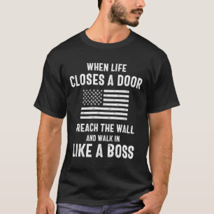 Camiseta Cuando la vida cierra una puerta rompe la pared