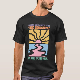 Camiseta Cuando no puedas encontrar la luz del sol sé la lu