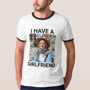 Camiseta Cuando salgo, tengo una novia Personalizado.