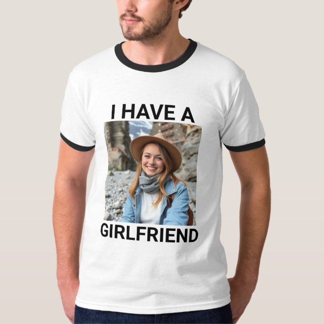 Camiseta Cuando salgo, tengo una novia Personalizado. (Anverso)