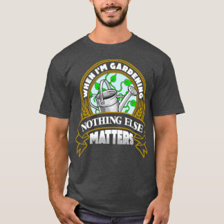 Camiseta Cuando yo estoy jardinando, nada más importa