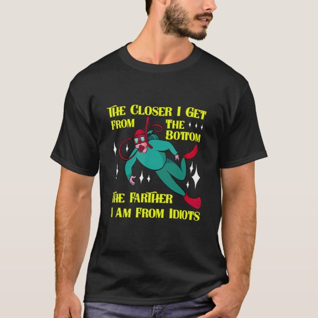Camiseta Cuanto Más Lejos Soy De Los Idiotas Que Bucean En  (Anverso)