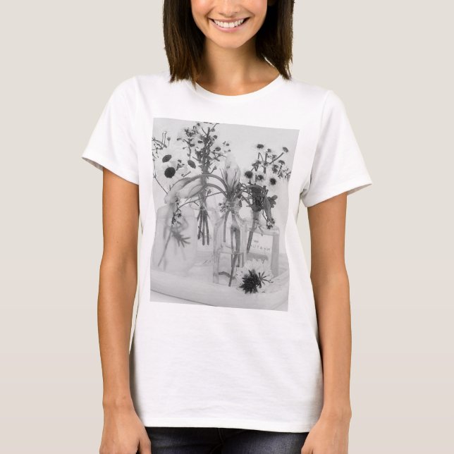 Camiseta Cuatro Botellas Y Flores Blancas (Anverso)