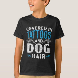 Camiseta Cubierta En Tatuajes Y Tatuaje De Pelo De Perro P