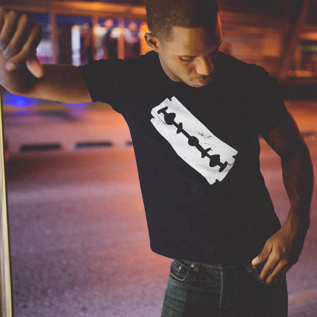 Camiseta Cuchillo de hoja (men posing in middle of the street)