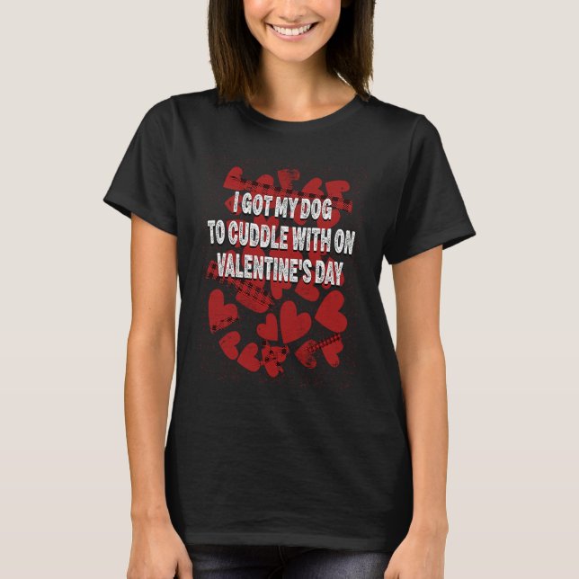 Camiseta Cuddling My Dog on Valentines Day  Matching Couple (Anverso)