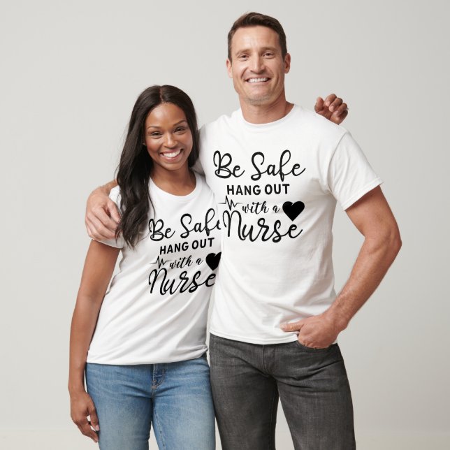 Camiseta Cuelgue Con Seguridad Con Una Enfermera (Unisexo)