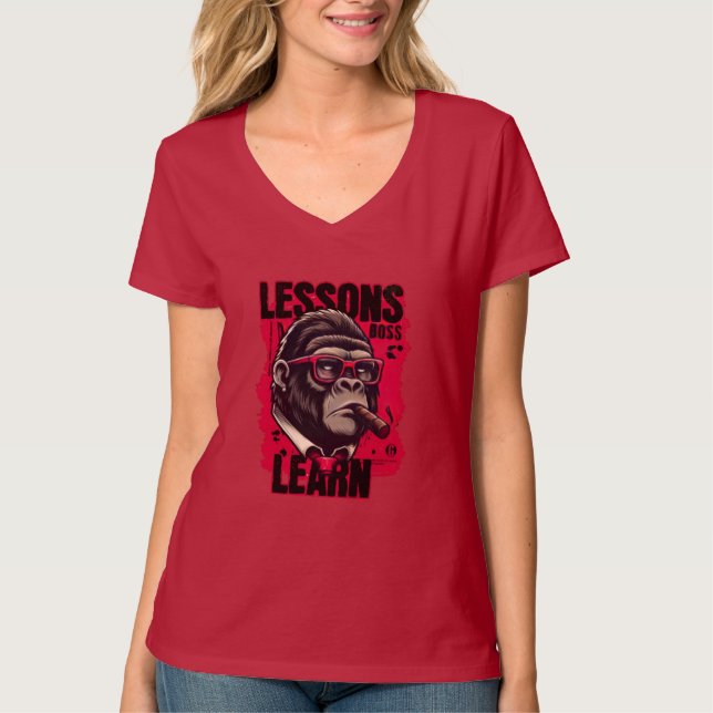Camiseta Cuello en V Lecciones de Jefa Gorila Muje (Anverso)