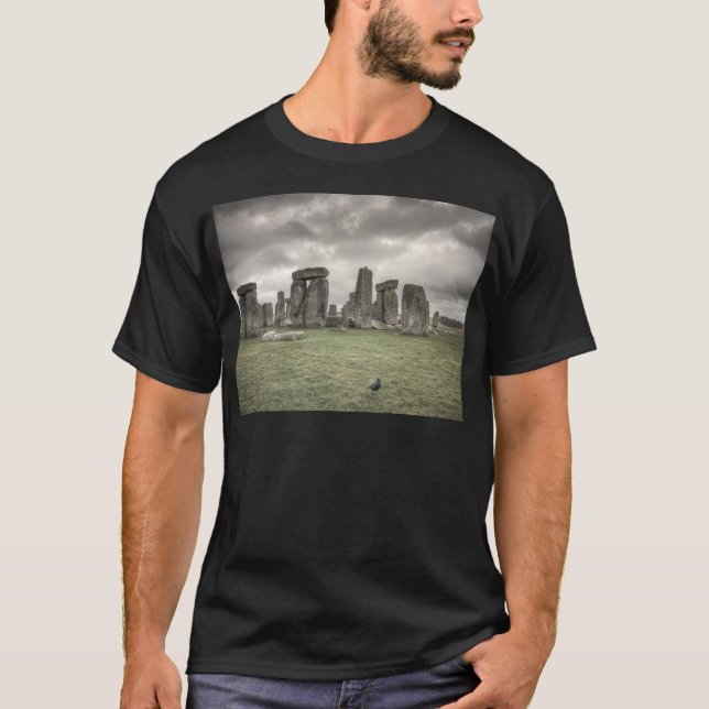 Camiseta Cuervo delante de Stonehenge, Inglaterra (Anverso)