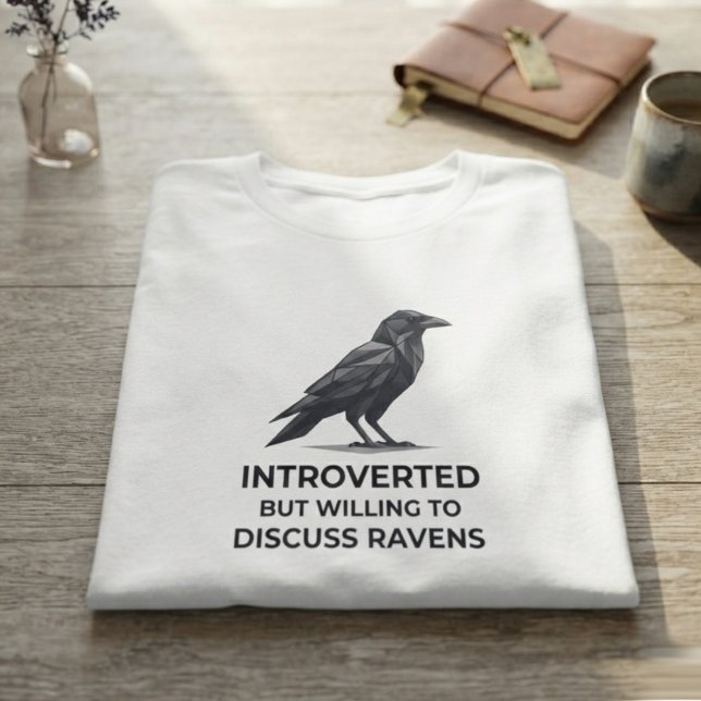 Camiseta Cuervo gótico de ónix místico (Moody onyx raven t-shirt for introverted book lovers during quiet library study sessions.)